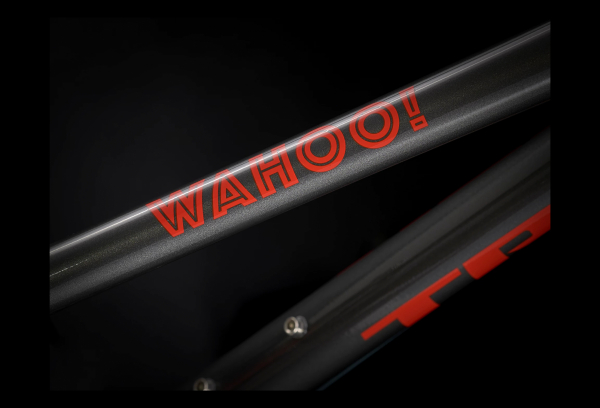 VTT Enfant Trek Wahoo 24'' Shimano Altus 8V Lithium Grey/Radioactive Red 2022 – Image 2